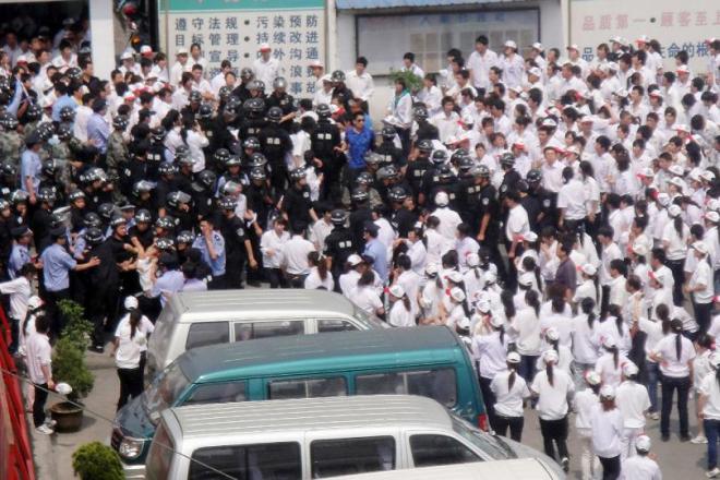 Some 2,000 workers clash with police as they stage a strike outside the Taiwan-funded KOK Machinery rubber factory in Kunshan, east China's Jiangsu province on June 7, 2010